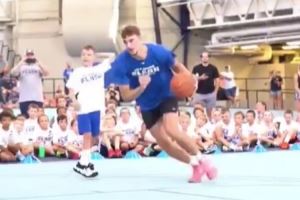 不讲武德啊！弗拉格训练营玩单挑 用出大风车劈扣吓懵小朋友