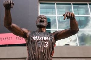 个比个抽象🤣美媒评世界十大最丑运动员雕像：韦德榜首 C罗第2