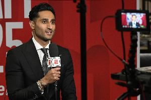 霍里：Shams别卖惨 反正我有足够魅力让女人在约会时等我处理工作