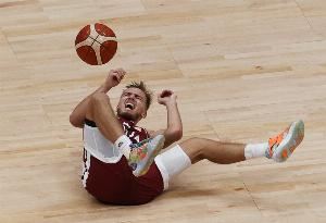 欧媒：扎加斯受伤返回更衣室&本场不会回归 首场比赛就曾出现伤病