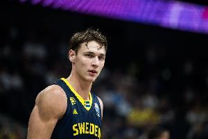 主攻手！拉松9中5砍半场最高11分外加2板1助 三分2中1