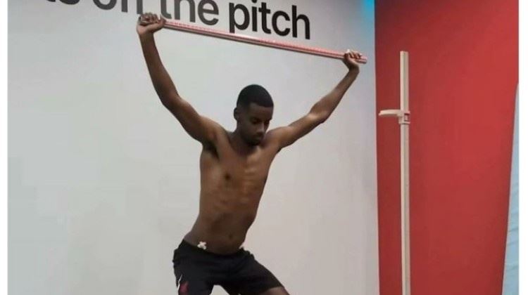 精瘦！利物浦晒伊萨克体检视频，后者身材遭调侃：罢训还绝食了？