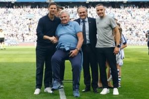 皇马参加皇家社会赛前活动，致敬两队共同的功勋主帅托沙克