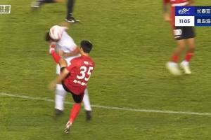 差点一次防守两张红牌！彭欣力抬脚过高踢到对手面部，吃到黄牌