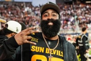 哈登回母校看橄榄球赛！离谱的是他还闪现接近同时开打的WNBA比赛